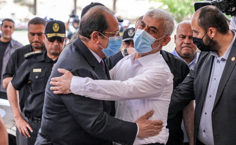 يحيى السنوار مسؤول حماس في غزة يستقبل عباس كامل رئيس المخابرات المصرية