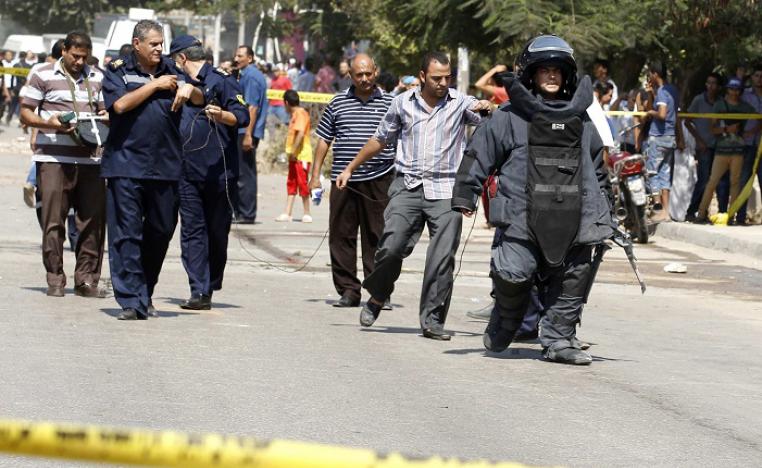خبير مصري يفكك قنبلة في منطقة الجيزة