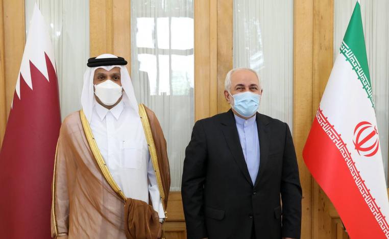 وزير الخارجية الإيراني محمد جواد ظريف (يمين) يستقبل نظيره القطري الشيخ محمد بن عبدالرحمن آل ثاني