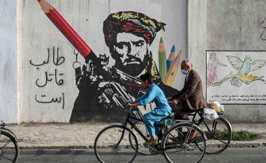 أفغان يمرون من أمام جدارية عن طالبان