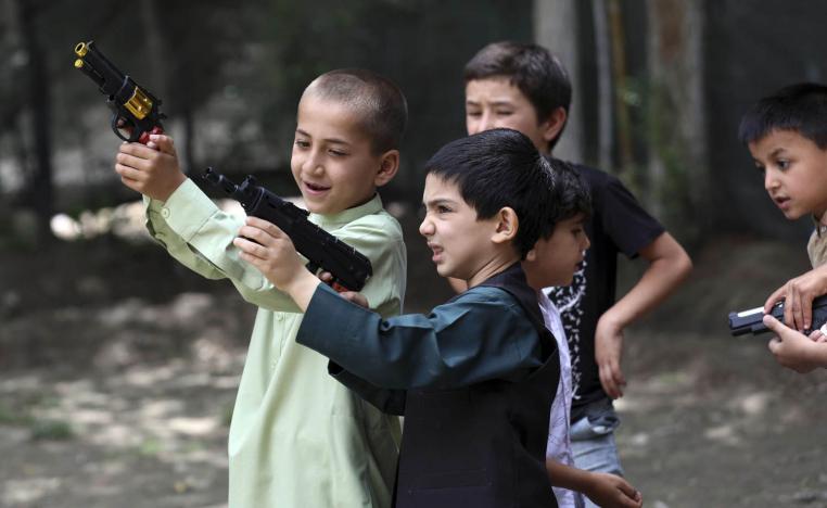 أطفال أفغان يلعبون في أول أيام عيد الأضحى في كابول