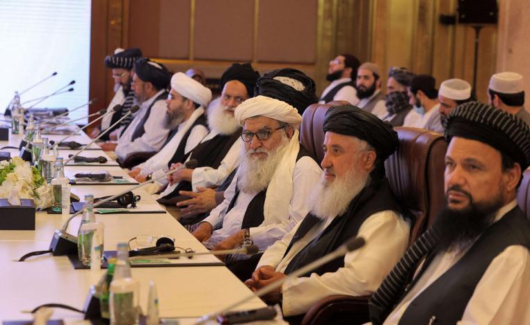 طالبان تفاوض الحكومة الأفغانية في الدوحة وتقاتلها على أكثر جميع الجبهات في الميدان