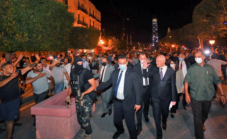 الرئيس التونسي قيس سعيد يتجول وسط العاصمة