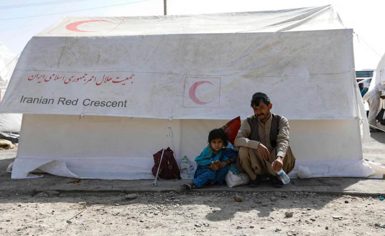 أفغاني وابنه في خيمة للهلال الاحمر الايراني