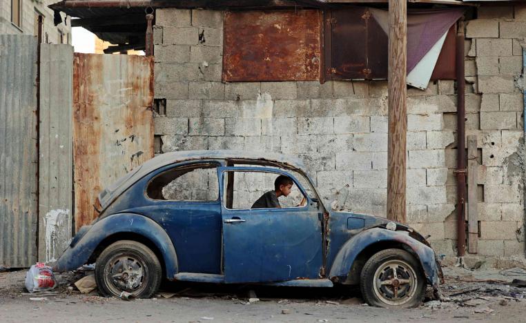 طفل يلعب بسيارة متهالكة في غزة