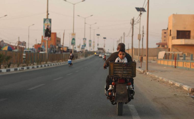 فلسطيني وابنه على دراجة نارية في غزة