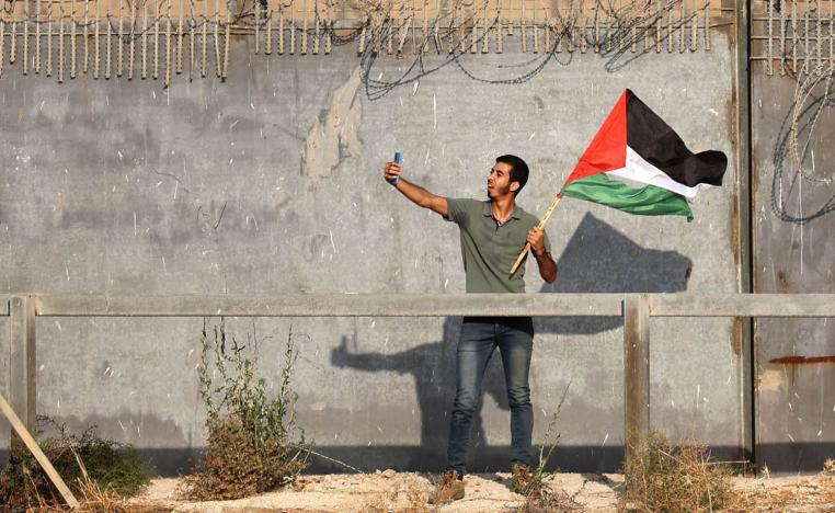 فلسطيني يلتقط صورة سيلفي