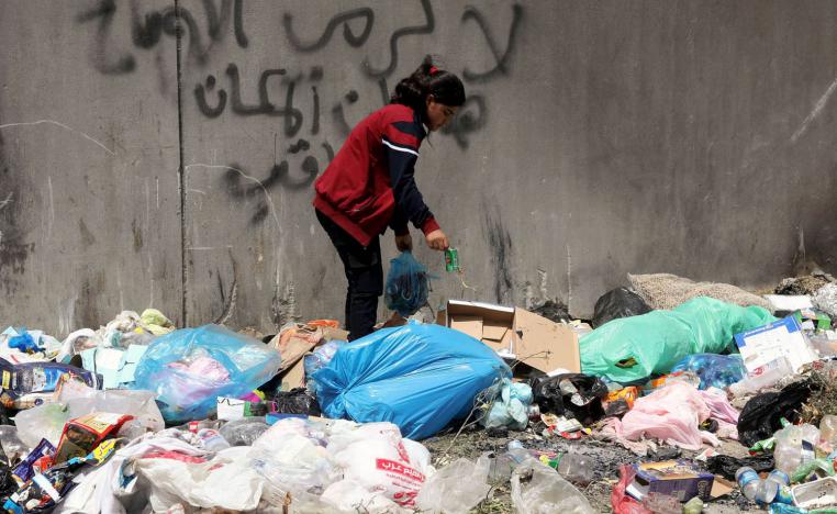 طفلة عراقية تجمع المعادن من اكوام الزبالة في كركوك بشمال العراق