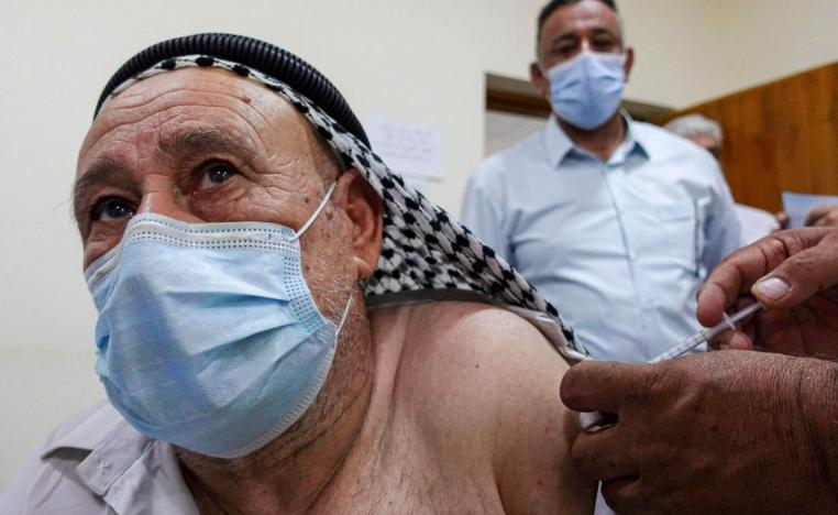 عراقي يتلقى جرعة لقاح