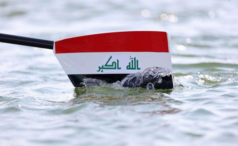 متسابق عراقي في اولمبياد طوكيو يضع علم بلاده على المجداف