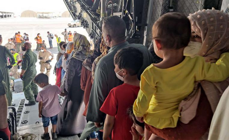 الخوف من حكم طالبان يدفع الالاف من الافغان الى الفرار عبر مطار كابول