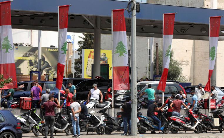 طوابير لدراجات وسيارات امام محطة وقود في بلدة الدورة شمال لبنان