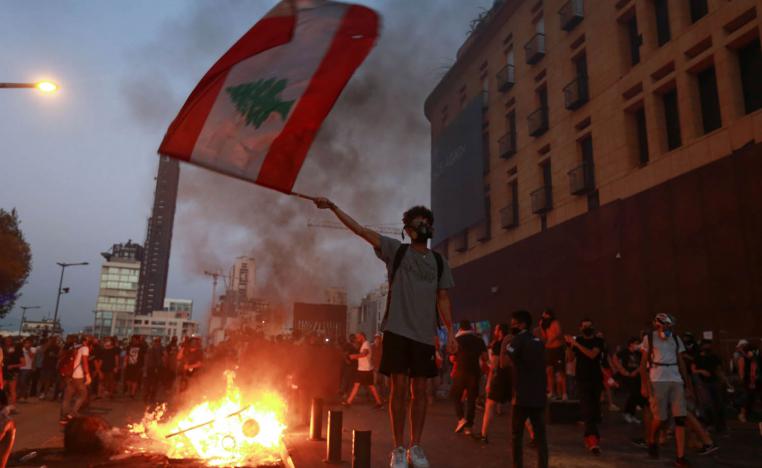 متظاهر لبناني وسط بيروت في ذكرى تفجير بيروت