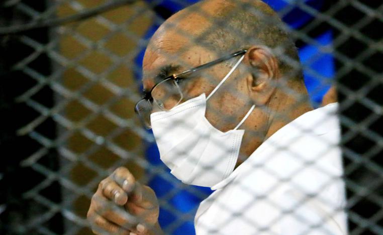 عمر البشير في قفص الاتهام في محكمة سودانية