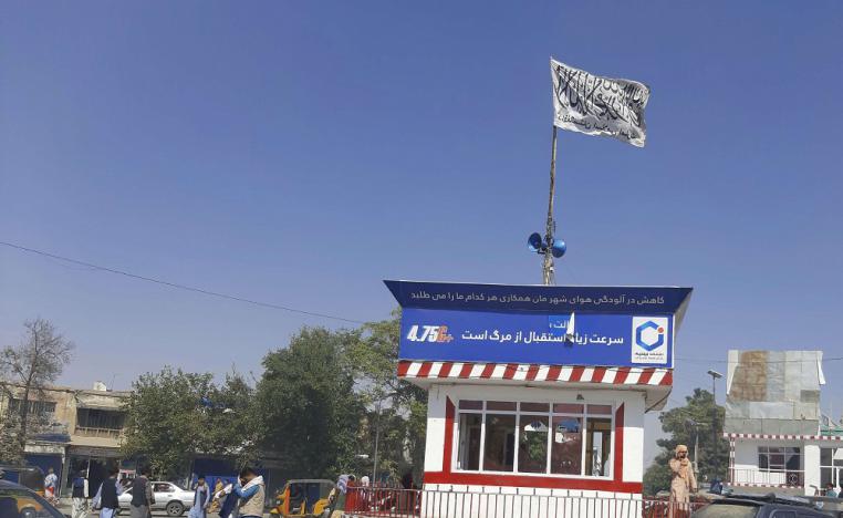 طالبان ترفع علمها على المباني الحكومية وفي الشوارع بعد استيلائها على العديد من المدن