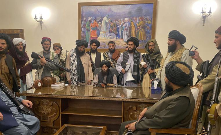 مقاتلون من طالبان يحتفلون بالنصر داخل القصر الرئاسي في كابول بعد فرار أشرف غني للخارج