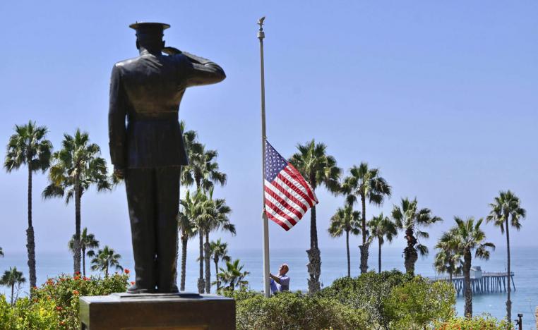 تنكيس علم الولايات المتحدة في كاليفورنيا حزنا على ضحايا هجمات مطار كابول