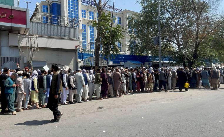 طوابير طويلة أمام البنوك 