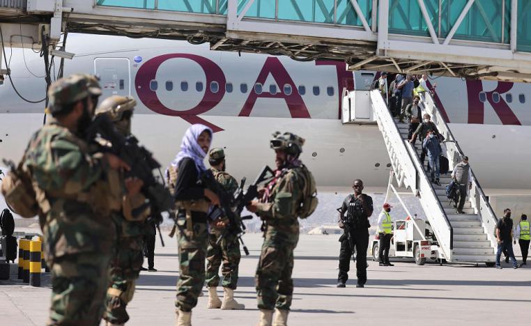 عناصر طالبان يحرسون مطار كابول