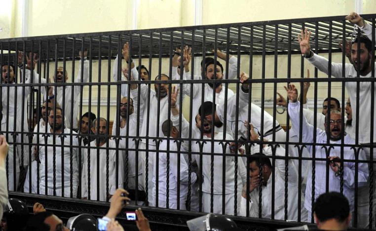 مصر تحاكم المئات من قيادات وأعضاء جماعة الاخوان المسلمين في قضايا تتعلق بالإرهاب