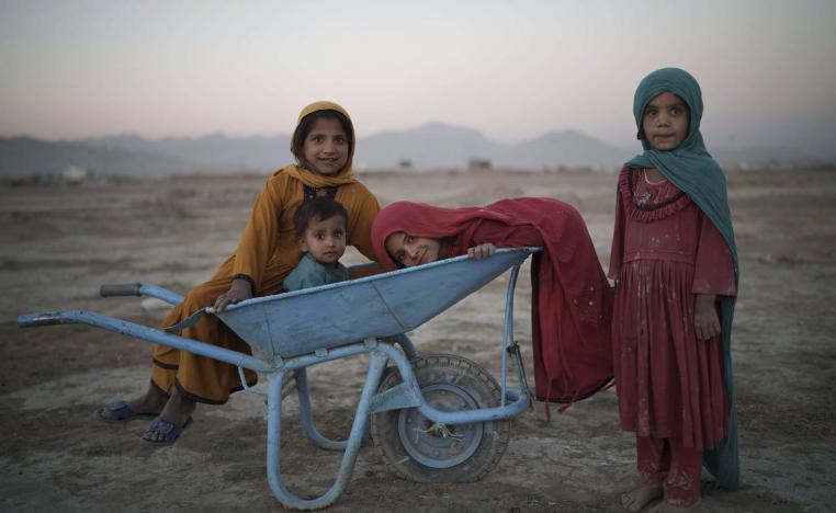 أطفال أفغان من المهجرين