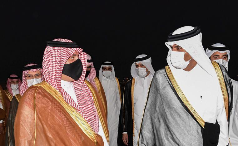 وزير الداخلية السعودي الأمير عبدالعزيز بن سعود ورئيس الوزراء القطري ووزير الداخلية الشيخ خالد بن خليفة بن عبدالعزيز آل ثاني