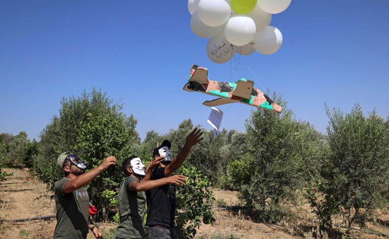 فلسطينيون يطلقون بالونات حارقة من غزة باتجاه اسرائيل