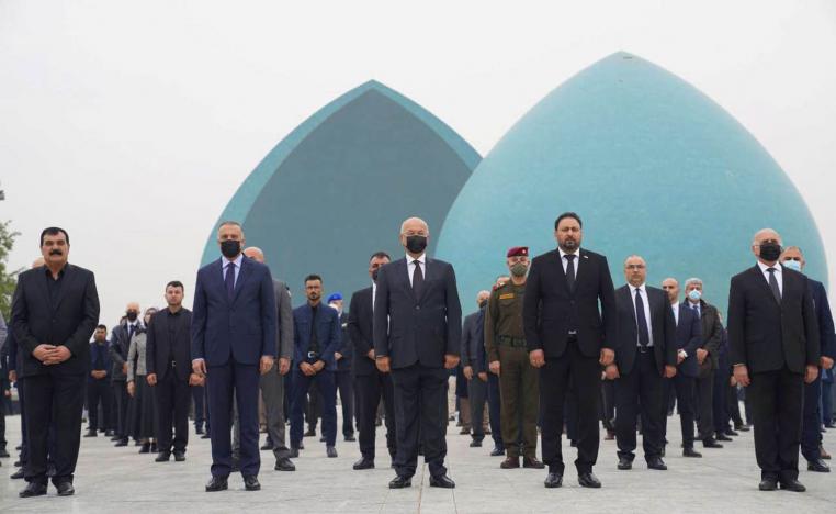 الرئيس العراقي برهم صالح ورئيس الوزراء مصطفى الكاظمي مع مسؤولين عراقيين في احتفال رسمي في بغداد