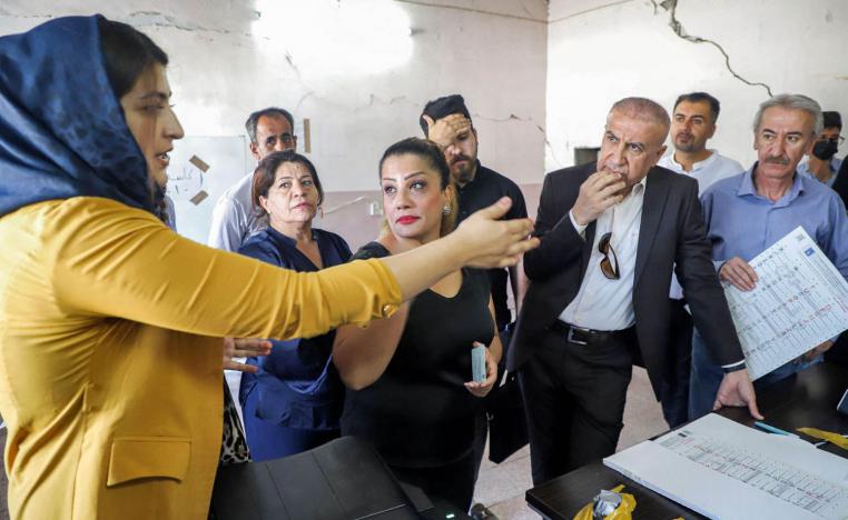 لجنة انتخابية تتدرب على آليات التصويت والفرز للانتخابات القادمة