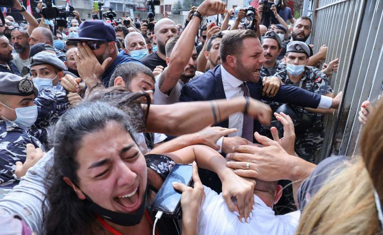 أهالي ضحايا انفجار مرفأ بيروت ينددون بتدخلات سياسية أفضت لتعليق التحقيق في الانفجار