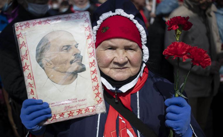 متظاهرة شيوعية تحتفل بذكرى مؤسس الاتحاد السوفييتي فلاديمير لينين قرب ضريحه في موسكو