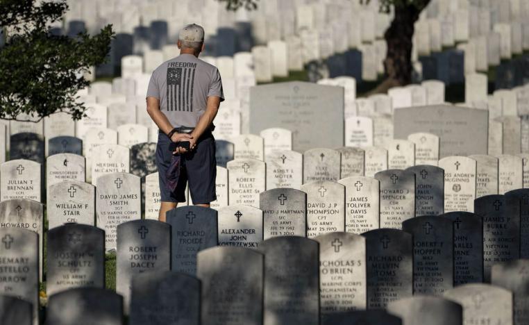 أميركي يتجول في مقبرة لجنود قتلوا في حربي افغانستان والعراق