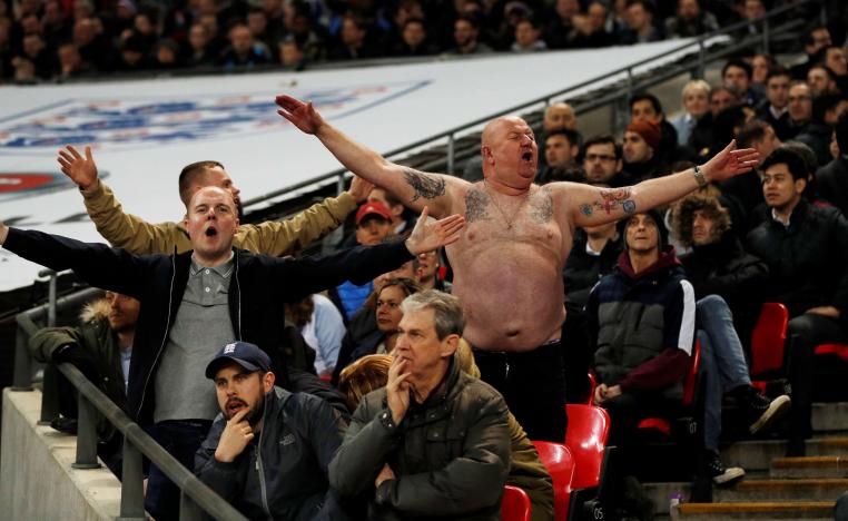  مشجعون انكليز يدخلون للملعب عنوةً قبل المواجهة مع المنتخب الايطالي