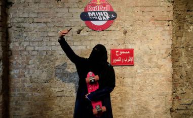 منقبة مصرية تأخذ سيلفي