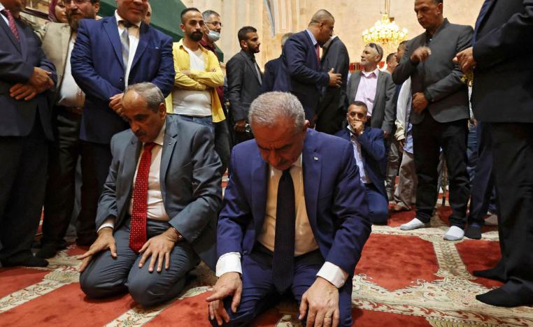 رئيس الوزراء الفلسطيني محمد اشتيه يصلي في الحرم الابراهيمي في الخليل