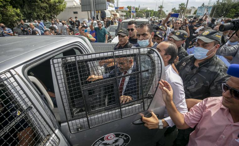 الحشود الغاضبة تجبر القوماني النائب عن حركة النهضة على المغادرة تحت حماية الشرطة