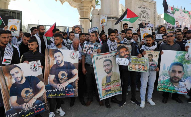 فلسطينيون يتظاهرون في الخليل تضامنا مع الأسرى