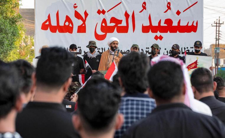 معمم يخطب في مؤيدين للحشد الشعبي في البصرة