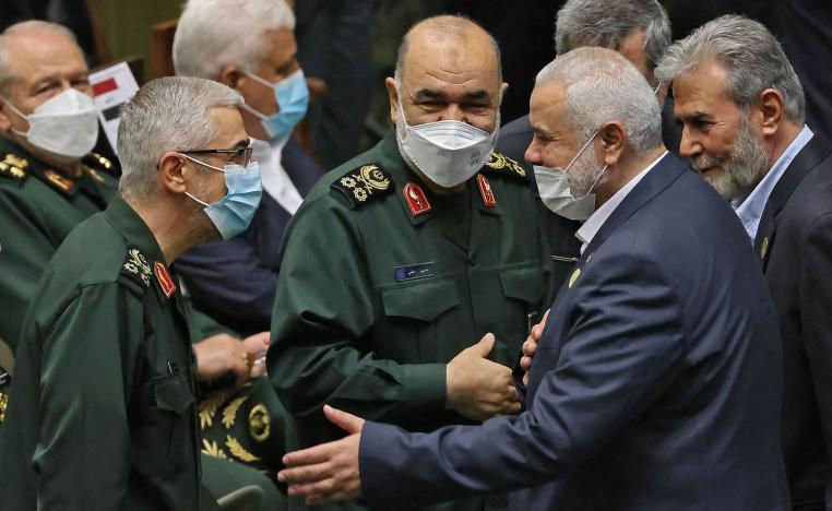 زعيم حماس إسماعيل هنية مع قادة الحرس الثوري في طهران