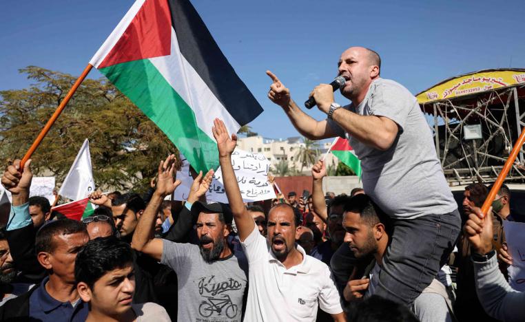 فلسطينيون يتظاهرون احتجاجا على تصنيف منظمات خيرية كإرهابية