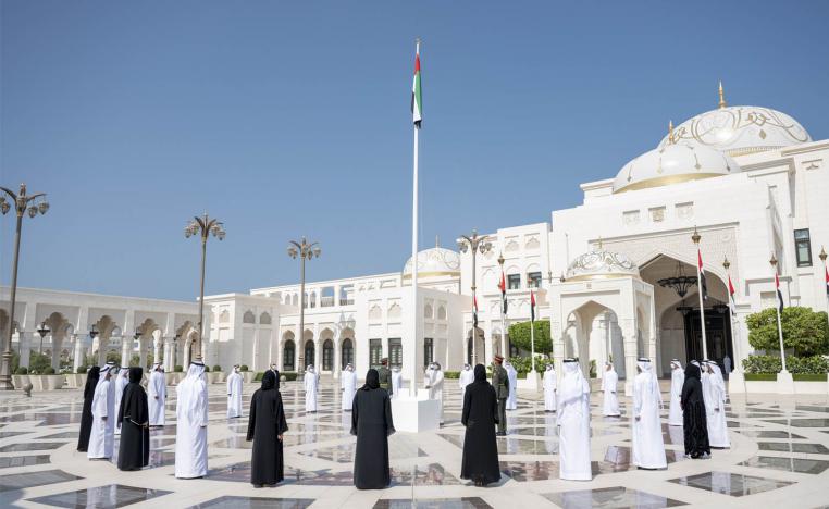 الشيخ منصور بن زايد يرفع علم الامارات في باحة القصر الرئاسي في أبوظبي