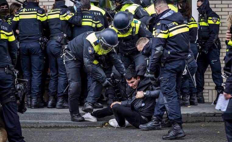 الشرطة الهولندية تفض المظاهرة بالاعتقالات