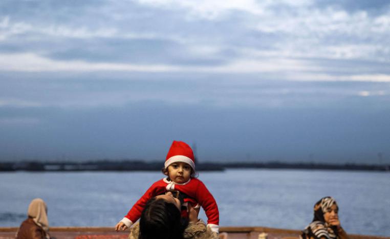 طفل فلسطيني على ساحل غزة