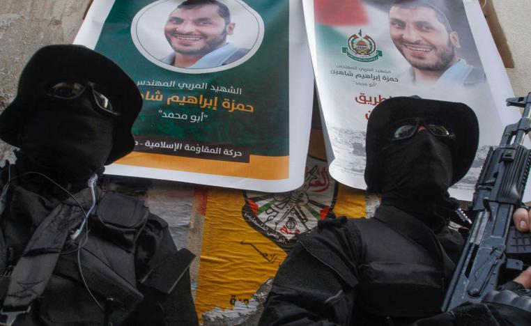 مقاتلون ينتمون لحماس في تشييع قتيل فلسطيني في انفجار في المخيم الشمالي في لبنان