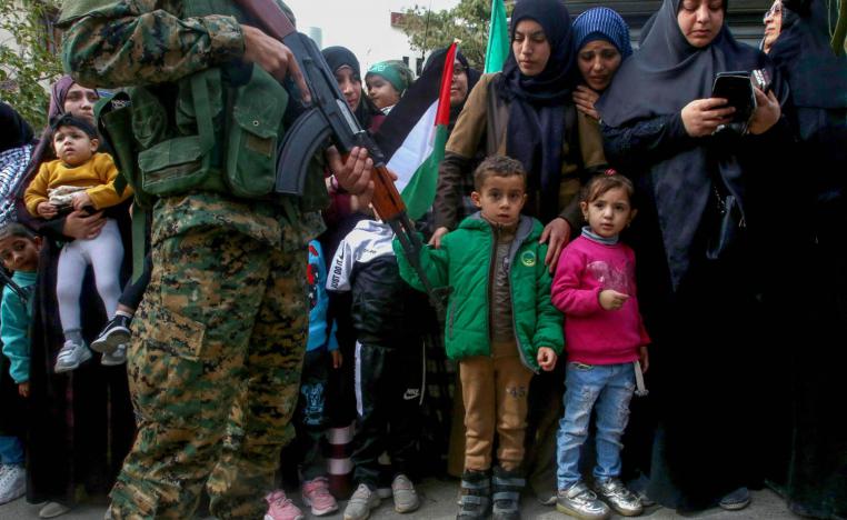 مسلح من حماس في تشييع قتيل فلسطيني في انفجار مخيم البرج الشمالي في لبنان