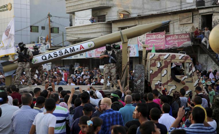 حماس تستعرض صاروخ القسام في غزة