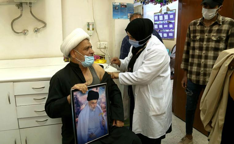 رجل ديني يتلقى لقاح كورونا في مستشفى ببغداد