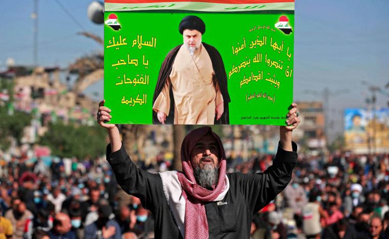 عراقي يرفع صورة مقتدى الصدر في بغداد