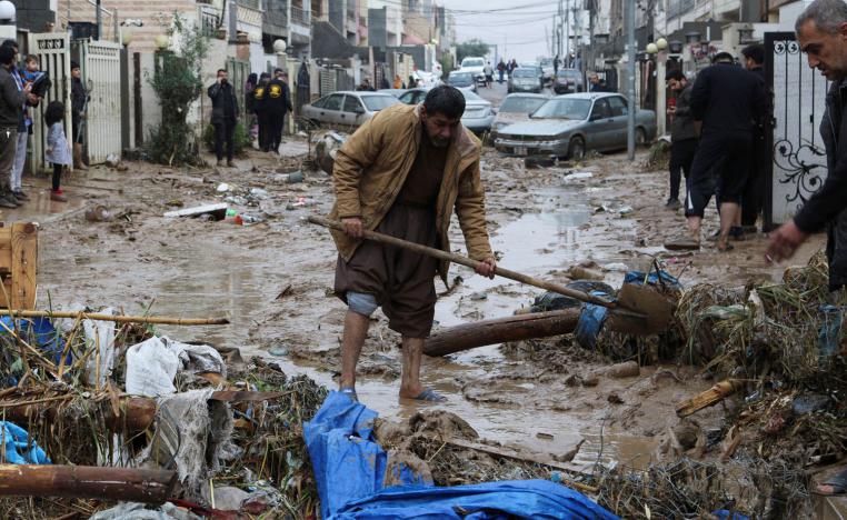 سكان الأحياء المتضررة في أربيل يعملون على رفع انقاض السيل