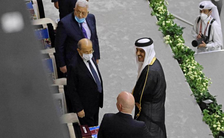أمير قطر الشيخ تميم بن حمد مع الرئيسين اللبناني ميشال عون والفلسطيني محمد عباس في افتتاح "كأس العرب" في الدوحة